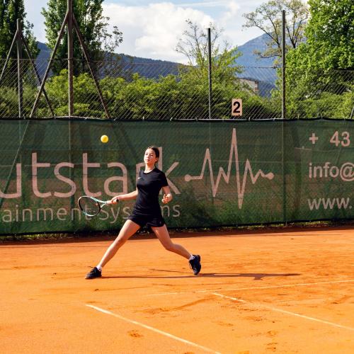 Schülerin aus der 4a beim Tennismatch