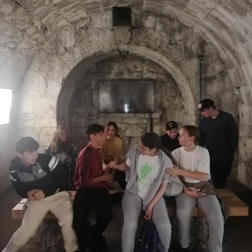 Schüler:innen im Inneren der Burg.