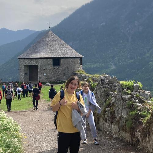 Foto einer glücklichen Schülerin auf der Burg Ehrenberg. 