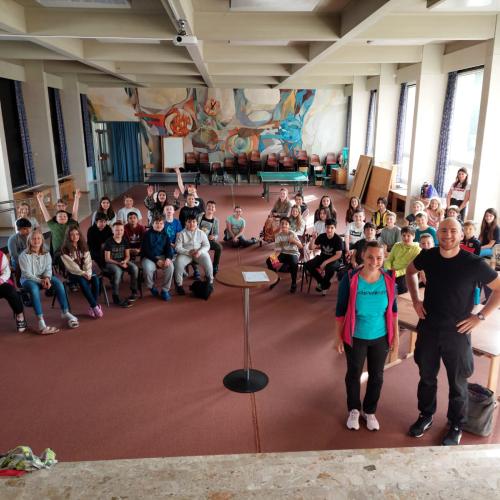 Gruppenfoto der Schüler:innen und Lehrpersonen bei der Preisverteilung in der Aula.