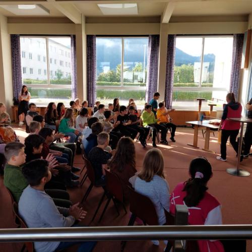 Preisverteilung in der Aula für das Völkerballmatch.