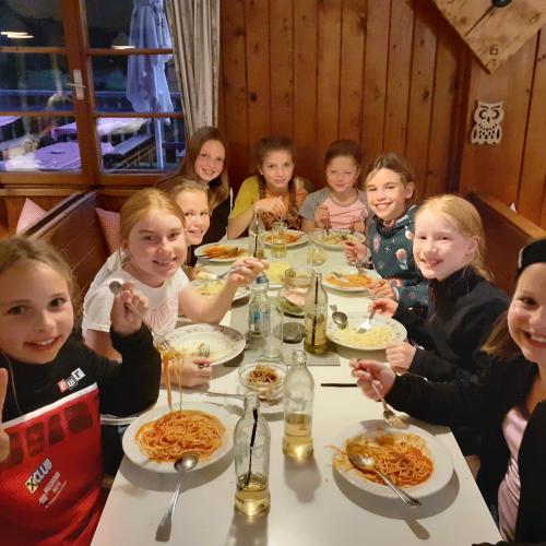 Mädchen beim Abendessen