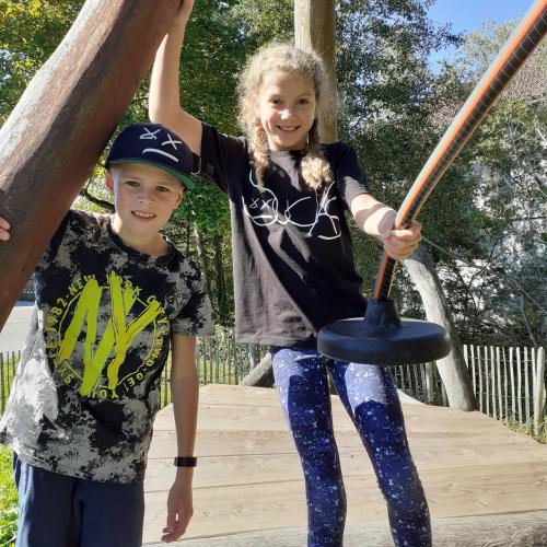 Schüler:innen am Spielplatz