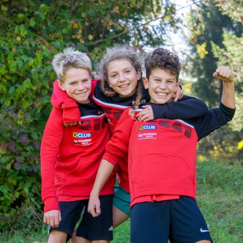 Drei Schüler:innen der 1. Klasse