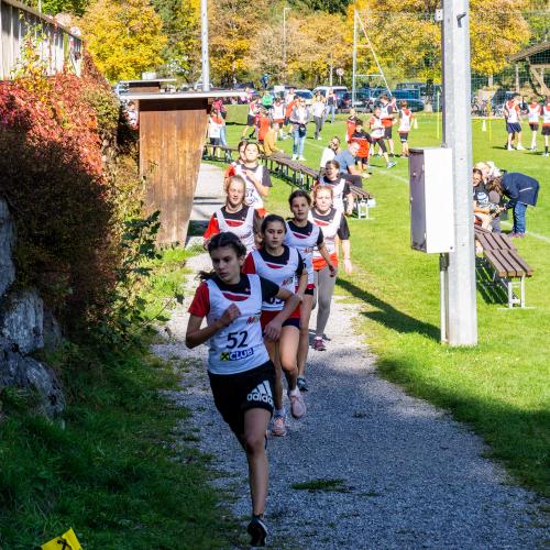 Mädels der 3. Klasse beim Laufen