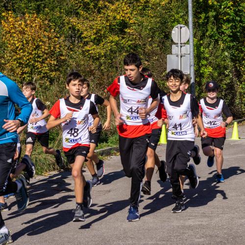 Jungs der 3. Klasse beim Laufen