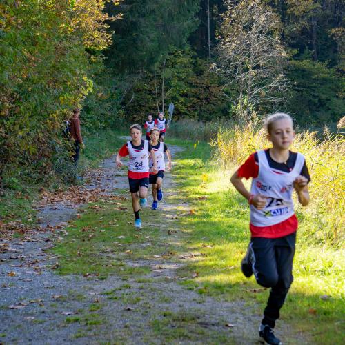 Jungs der 2. Klasse beim Laufen