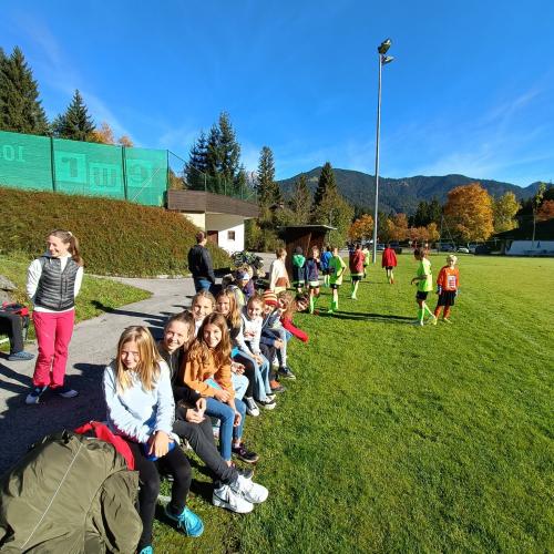 Klasse 1a beim Anfeuern