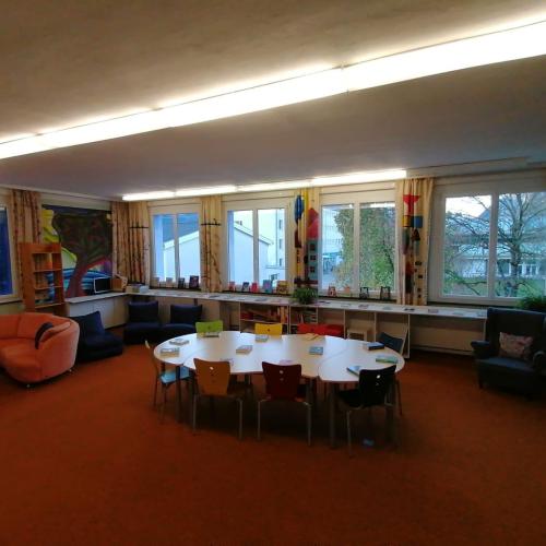 Foto des Leseraums mit den ausgestellten Büchern.