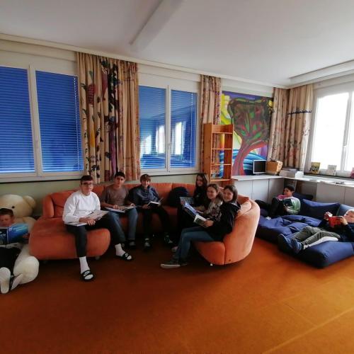 Schüler:innen beim Lesen der Bücher.