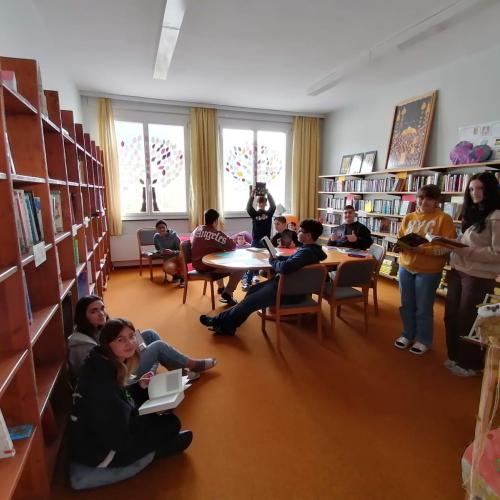 Schüler:innen beim Probelesen der Bücher.