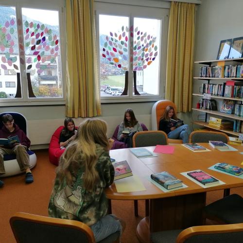 Schüler:innen beim Lesen der Bücher.