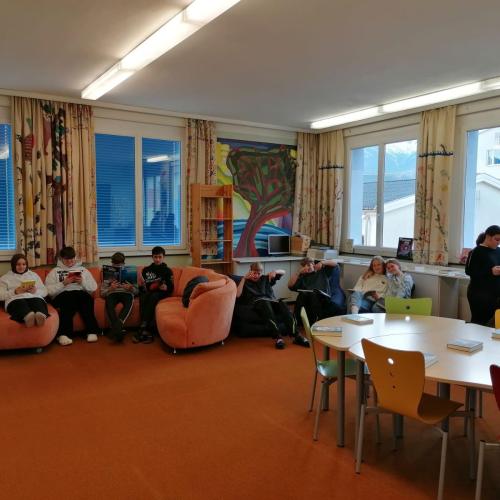 Schüler:innen beim Probelesen der Bücher.