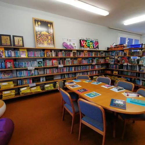 Ausstellung der Bücher in der Bibliothek.