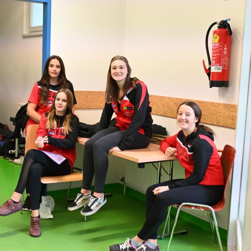 Schülerinnen der MS Königsweg als Helferinnen