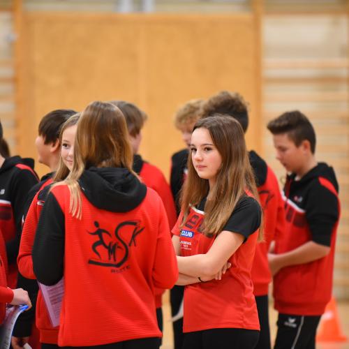 Schüler:innen der 4. und 3. Klasse beim Helfen