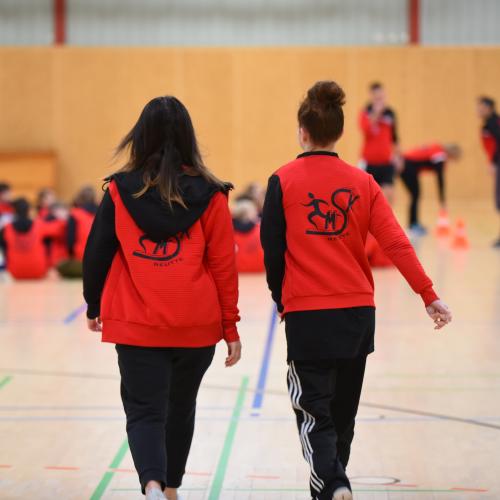 Schülerinnen der 4. und 3. Klasse beim Helfen 