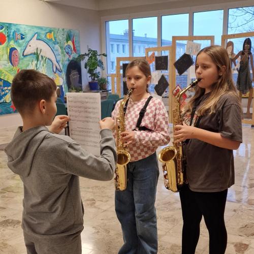 Zwei Kinder spielen Saxophon