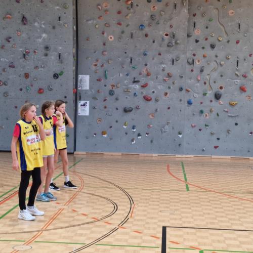 Mädchengruppe im Spiel.