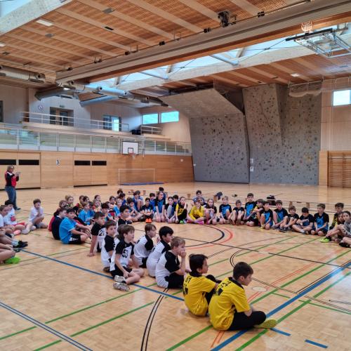 Sitzkreis der Schüler:innen.