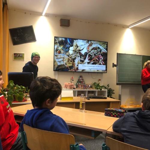Schüler:innen horchen den Masteranden der Uni Innsbruck zu. 