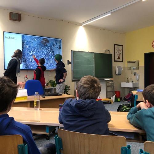 Schüler versucht auf einem Bild Plastik zu finden. 