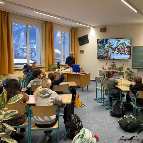 Schüler:innen horchen den Masteranden der Uni Innsbruck zu. 