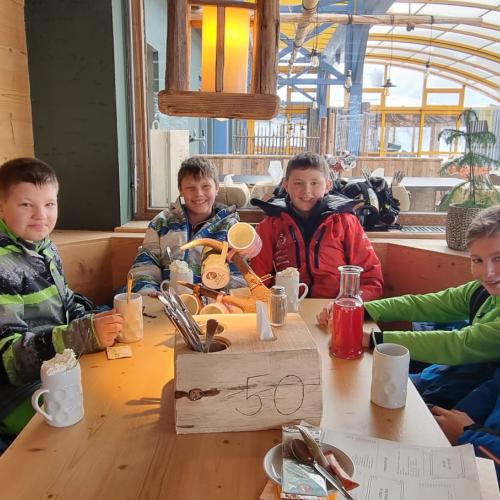 Schüler:innen bei der verdienten Pause.