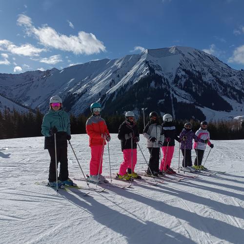 Gruppenfoto vor der Bergkulisse.