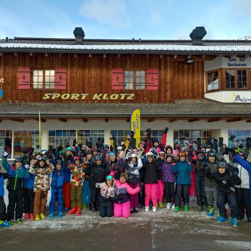 Gruppenfoto aller Klassen vor dem Sport Klotz.