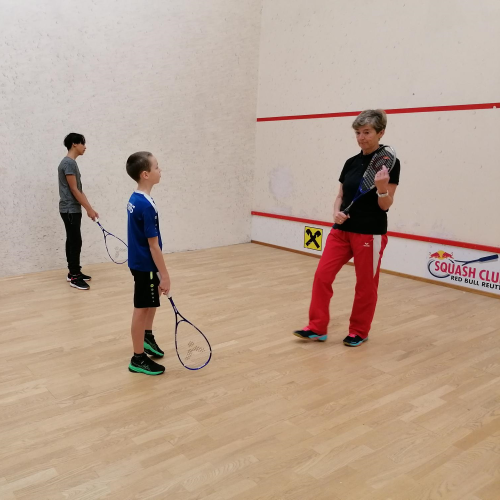 Kinder beim Squashspielen