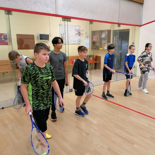 Kinder beim Squashspielen