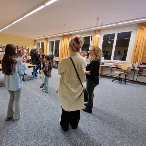 Die Italienischlehrperson und ein Schülerin beantwortet Fragen. 