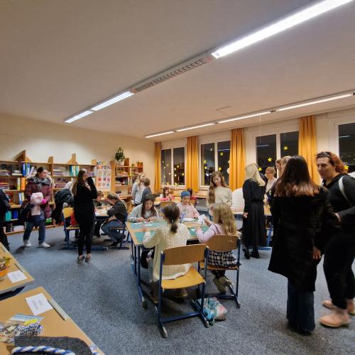 Im Kreativraum probieren Schüler:innen selbst ein Werkstück herzustellen und betrachten Ausstellungsstücke. 