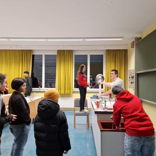 Der Physiklehrer erklärt ein Experiment mit Strom. 