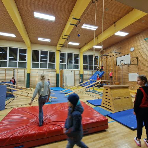 Besucher versuchen sich am aufgebauten Parcours im Turnsaal. 
