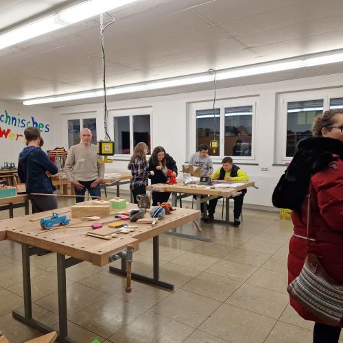 Besucher:innen im Werkraum. 