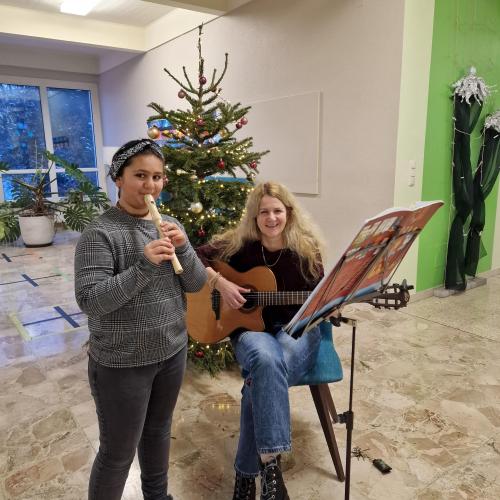 Schülerin mit Blockflöte