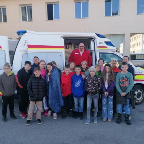 Gruppenfoto der 1c Klasse vor dem Rettungsauto. 