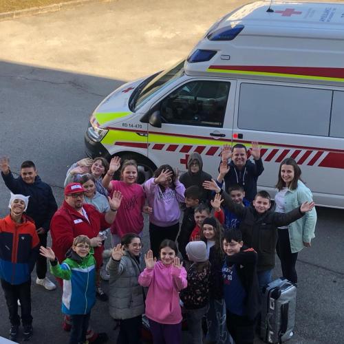 Gruppenfoto der 1c Klasse vor dem Rettungsauto.