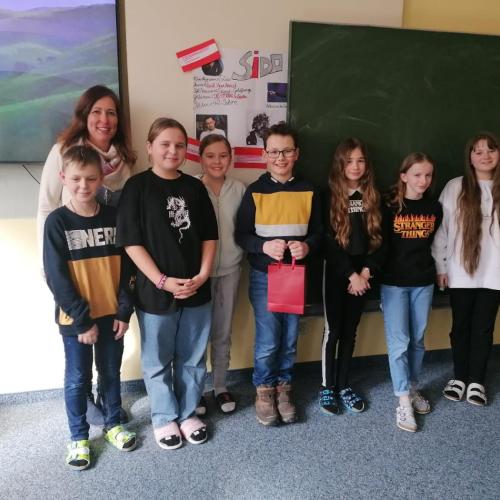 Gruppenfoto der 1c, der Frau Direktor und dem Gewinner des Erste Hilfe Kurses.