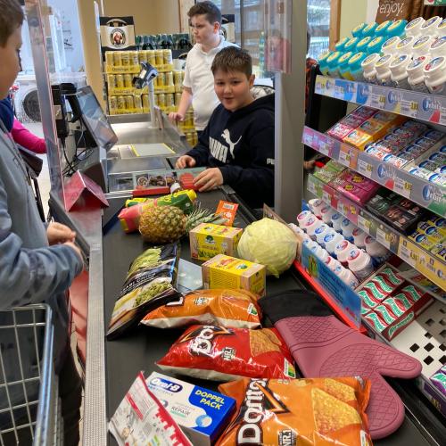 Schüler beim Kassieren von Waren. 