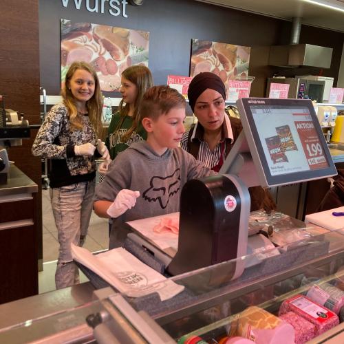 Schüler in der Feinkost.