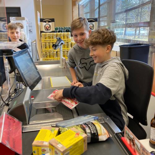 Schüler beim Kassieren von Waren.