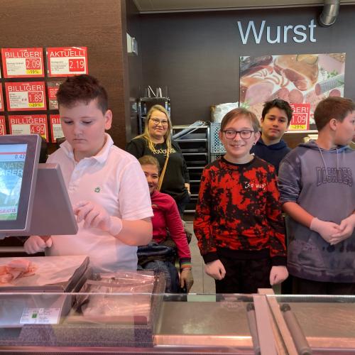 Schüler hinter der Feinkost. 