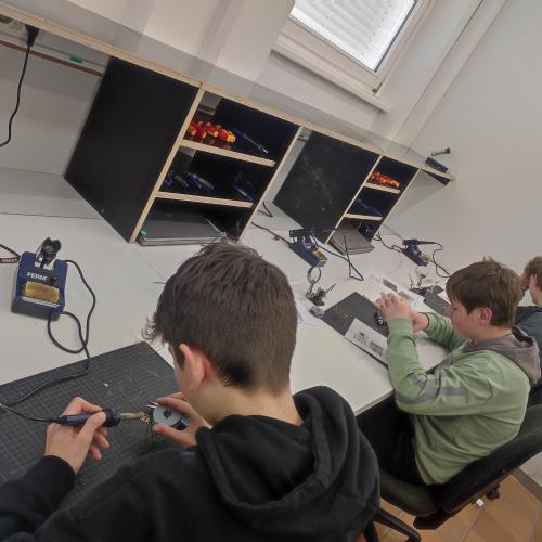 Schülerinnen und Schüler beim Besuch der PTS Reutte