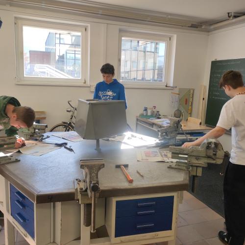 Schülerinnen und Schüler beim Besuch der PTS Reutte