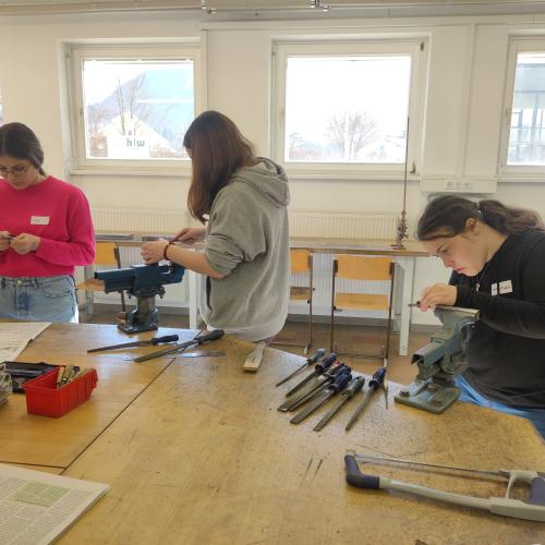 Schülerinnen und Schüler beim Besuch der PTS Reutte