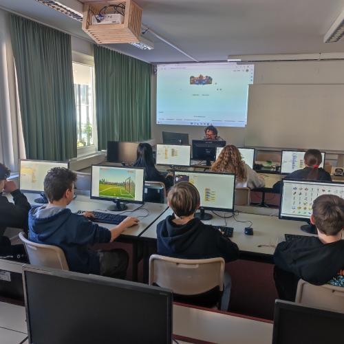 Schülerinnen und Schüler beim Besuch der PTS Reutte