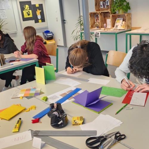 Schülerinnen und Schüler beim Besuch der PTS Reutte